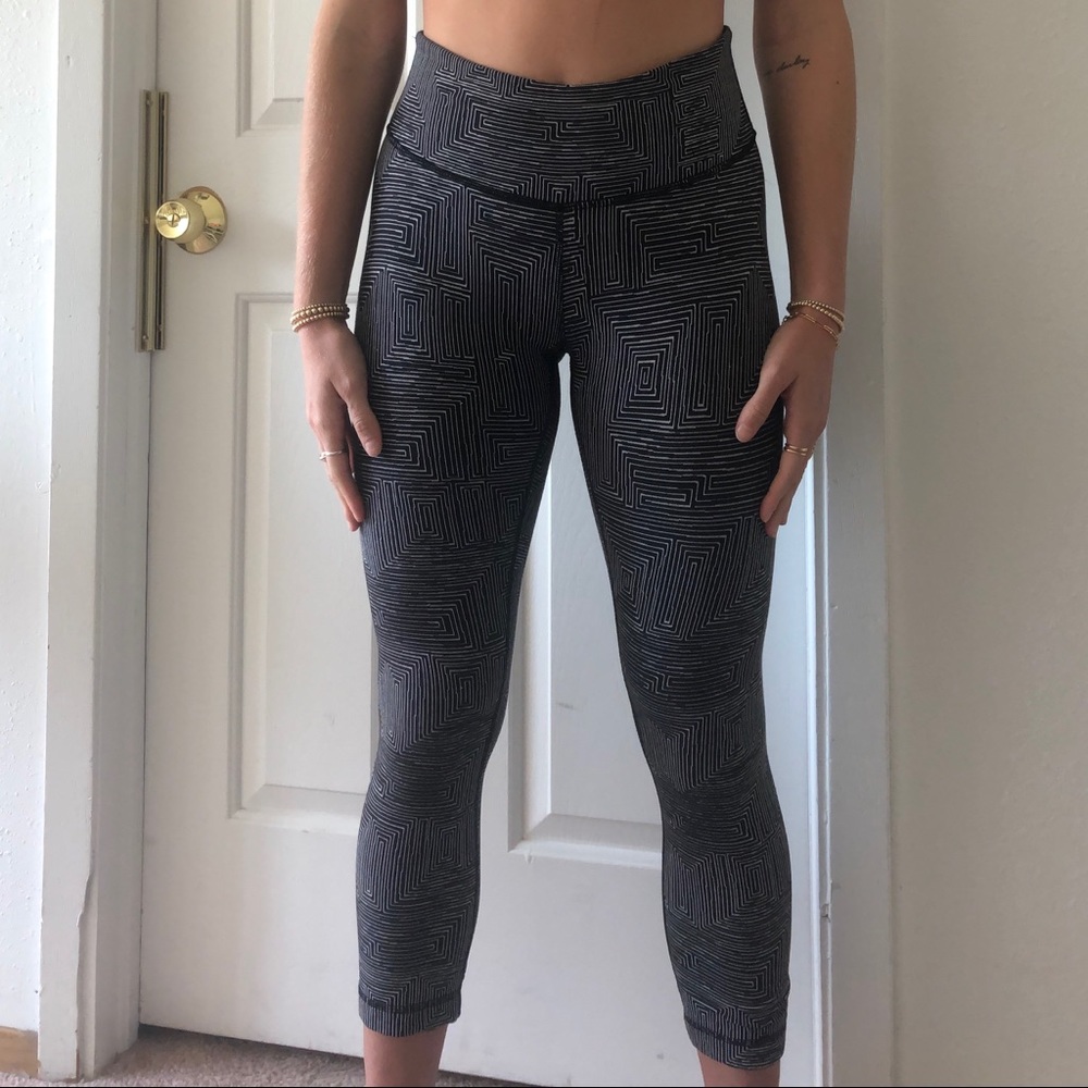 ✨Lululemon 21” high-rise black & white legging✨